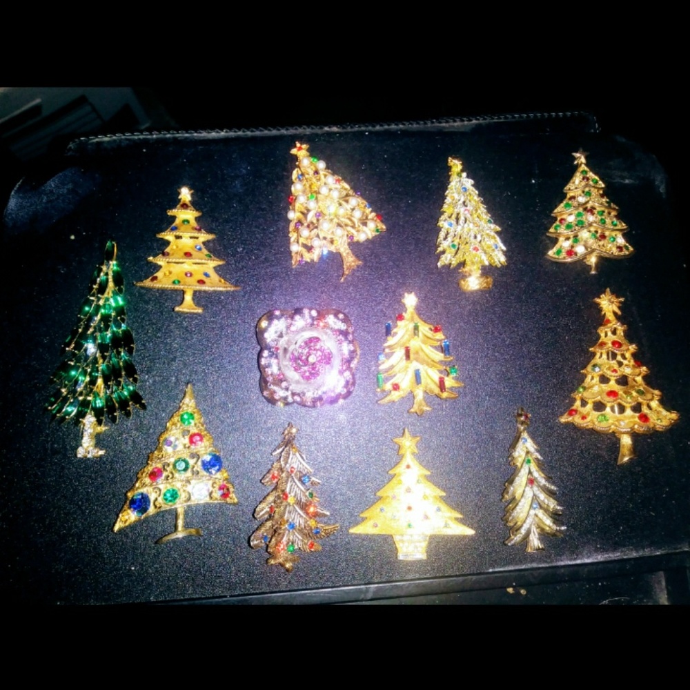 Xmas broaches